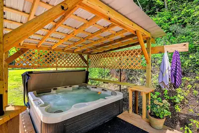 Image de Relax and enjoy the Hot tub and Sauna! We are close to everything!