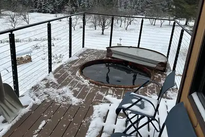 Image de Enjoy whatever winter throws at you while you relax in the hot tub with a view!