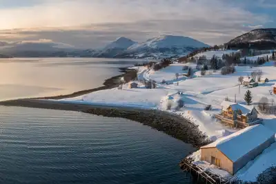 Image de Cozy retreat with amazing northern light view right outside your window!