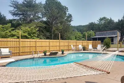 Image de Private and peaceful cabin in convenient location with seasonal outdoor pool
