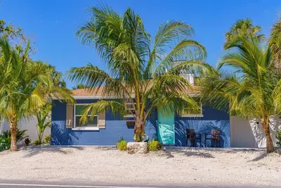 Image de Pirate's Den Bungalow steps from Beach Access!