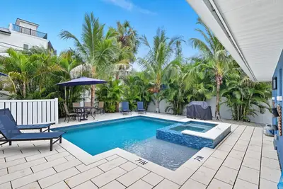 Image de Captain's Quarters! Bungalow steps from the beach!