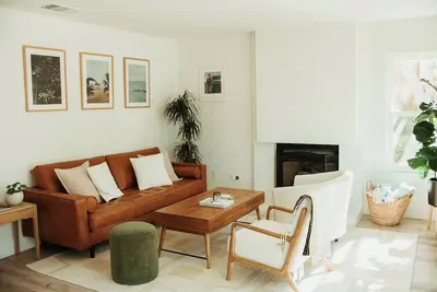 Image de Family Sized, Designer, Coastal Oasis w/ Pool, Standing Desks, 10 min from Beach!