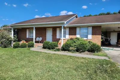 Image de House in Quiet Neighborhood, within 10 minutes of Virginia Tech, Sleeps 6