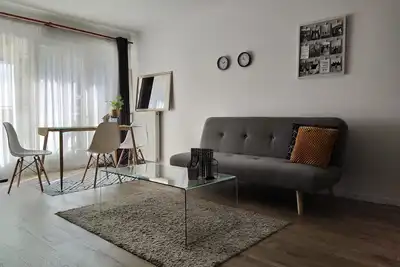 Image de Spacious apartment in hip neighborhood