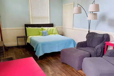 Image de Downtown Studio - steps to restaurants, shops and beach