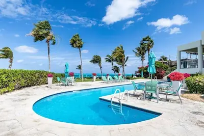 Image de #4101 oceanfront 2 bed condo, sleeps 6 directly on Grace Bay Beach! ! !