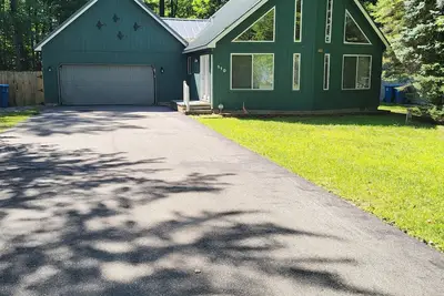 Image de Cozy cabin a mile from Higgins Lake