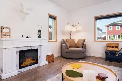 Image de Stylish 2br, 2. 5ba house w/ movie room, patio, Bbq + fire pit. Lovely + quiet.