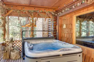 Image de Pet-Friendly Bayfield Cabin w/ Game Room & Hot Tub