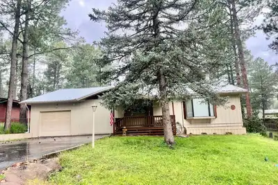 Image de Cozy home in Mid-town Ruidoso. Enjoy the pool table and Hot tub.