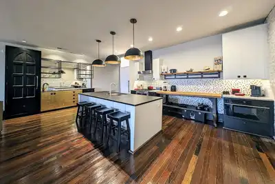Image de Luxury Rental in Historic Helena. Private Balcony & Parking. Near Clarksdale!