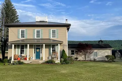Image de Breathtaking country home minutes to town-Great Psu football weekend house!