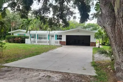 Image de Palm tree paradise home between St Petersburg and Sarasota. Near gulf beaches!