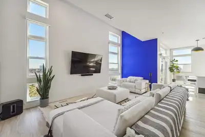 Penthouse w/ Garage + Ev Spot