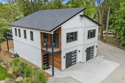 Image de Gorgeous New Home, Sleeps 10, Steps Away from Lake Michigan Beaches
