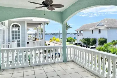 Image de Private room + balcony near water views & activities! 🌊🎉