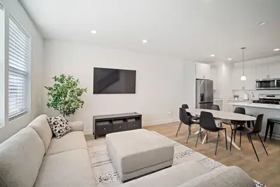 Image de Townhouse w views + 2 car garage + washer + dryer