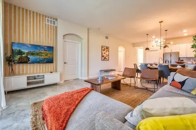 Image de Chic Modern Condo-Spacious, Mickey Bed, Game Room