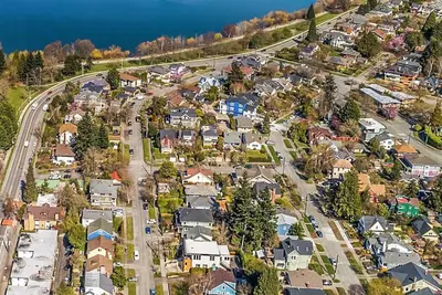 Image de Green Lake 1st Line Lake View Home A with Central Air Conditioners