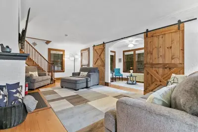 Image de Quintessential Cozy Haven, Brooklawn Beauty