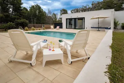 Image de Villa Méditerranéenne, piscine privée, barbecue.