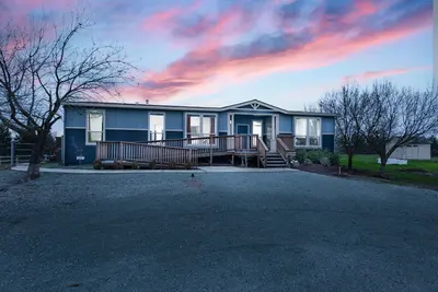 Image de Vineyard Vista Retreat | Close to Wineries, Lakes, & More! Sleeps 6, Hot Tub