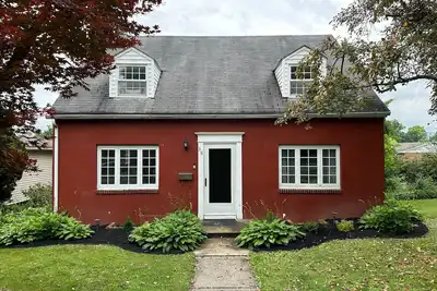 Image de \"Little Red House\" eclectic 3br, walk to downtown State College! Pet Friendly!