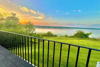 Image de Glass Vista: Modern 2br Condo, Stunning Views, Ideal Getaway