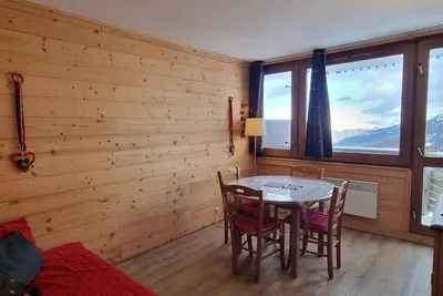 Image de À 10m des pistes de ski, vue montagne, balcon, télévision, casier à ski, 25m², La Plagne
