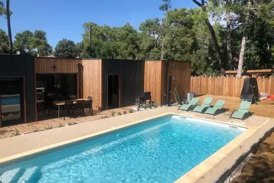 Image de Maison contemporaine de 2023 en bois, avec piscine chauffée, proche de l'océan.