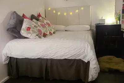 Image de A Victorian laundry now a little (25'x8') dog-friendly let 5mins to town & beach