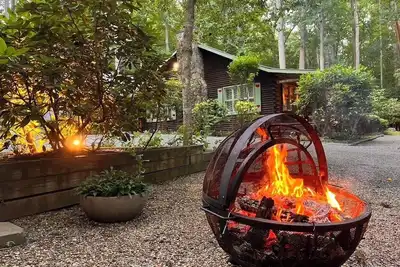 Image de Cozy log cabin retreat in the heart of North Ga. Pet Friendly!