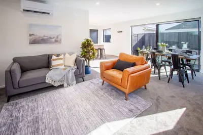 Image de Sunsoaked  Stylish 3 Bed 1. 5 Bath Home w Garage