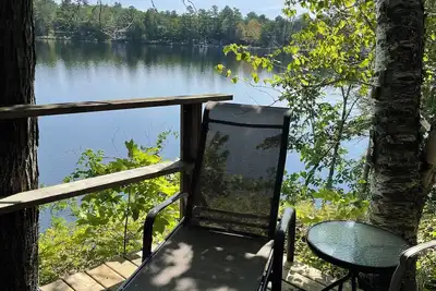 Image de Charming bayside Kawarthas cottage with antique finishes and original art