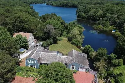 Image de Beautiful waterfront home- mins to beach, fishing /kayak right from the backyard