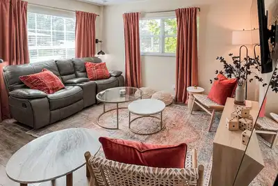 Image de By Airport/King Ensuite/1 Lv/Heated Community Pool