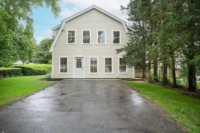 Image de 2 minutes to the beach! Newly renovated family-sized beach home