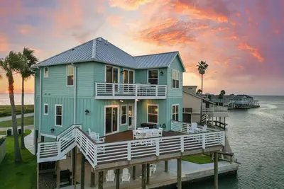 Image de Pelican's Perch is a brand new home with the best sunset views in Jamaica Beach!
