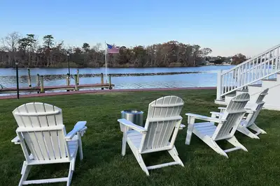 Image de Waterfront home, deck, bbq, fire pit, boats, hot tub, and more!