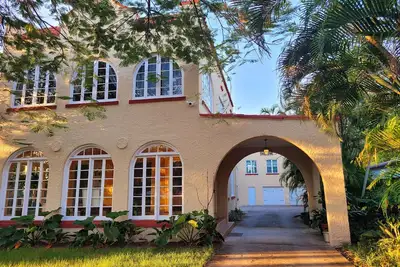 Image de Remodeled historic\n house - 9 min from the beach!