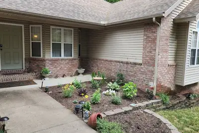 Image de Cozy and Clean! Quiet Cul de sac, Screened Porch, Attached Garage, and Fire Pit!