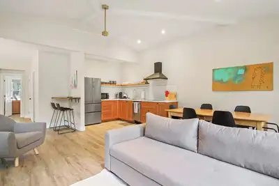 Luxury Suite | Walk to Commons | Free Parking | Ny