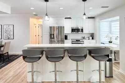 Image de 10 min to Clearwater Beach - Spacious - Large Salt Heated Pool - Family Friendly