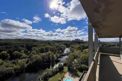 Image de Top Floor Suite with Panoramic views of the Huron River/Arboretum