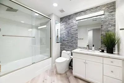 Image de 3 Bed, 2 Bath 1340 sq/ft Luxury Condo in Irvine