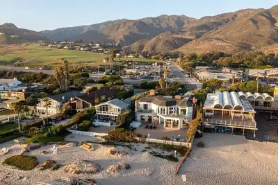 Image de Malibu Dunes by Fieldtrip | Expansive Hamptons-Style Estate w Private Beach Backyard