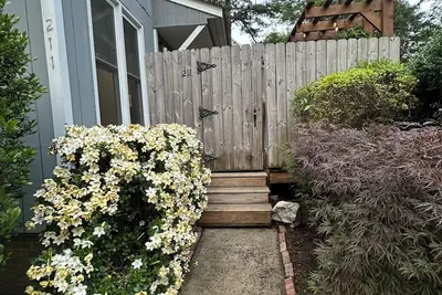 Image de Cozy greenway condo!