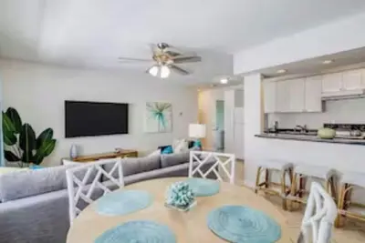 Image de Blue Lagoon is a cozy coastal retreat one block from the beach.