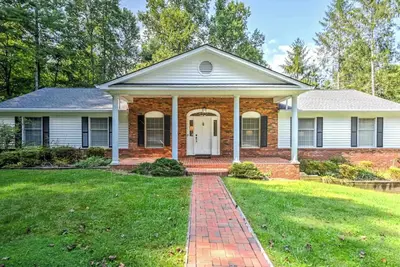 Image de 🍁Hendersonville Hideaway 3 beds/3baths Sleeps 8. Fresh updates throughout. 🍁🍂